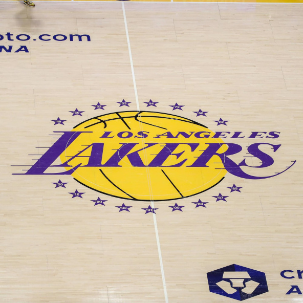 Los Ángeles Lakers han cambiado de manos en la mayor operación del deporte estadounidense.