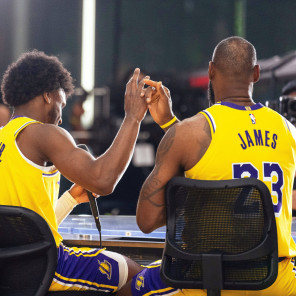 LeBron y su hijo Bronnie juegan juntos en los Lakers.