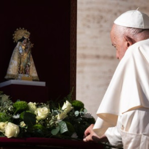 El Papa reza ante la imagen de la Virgen de los Desamparados