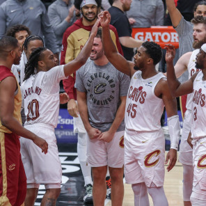 Los jugadores de los Cleveland Cavaliers celebran una victoria.