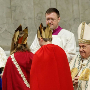 El Papa saluda a los niños Cantores de la Estrella