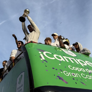 Alberto Díaz, capitán de Unicaja, levanta la Copa a su llegada a Málaga.