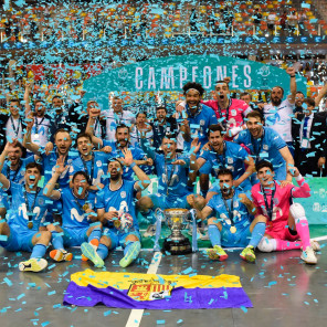 La plantilla de Movistar Inter celebra la Copa del Rey conquistada en Cartagena