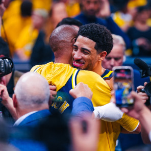 Haliburton abraza a Reggie Miller en la cancha de los Pacers.