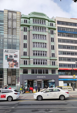 Fachada descubierta del Cine Avenida en A Coruña