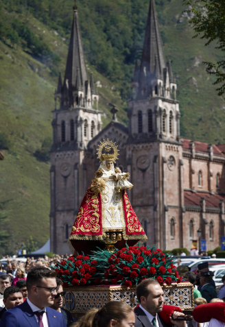 Procesión con la imagen de la Santina en Covadonga este 8 de septiembre