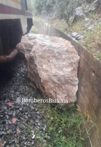 Roca en descarrilamiento de tren en Carranza, Bizkaia