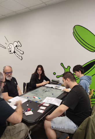 Iñigo Sola (izda.) en una sesión de Juegos de rol en Joker, Bilbao