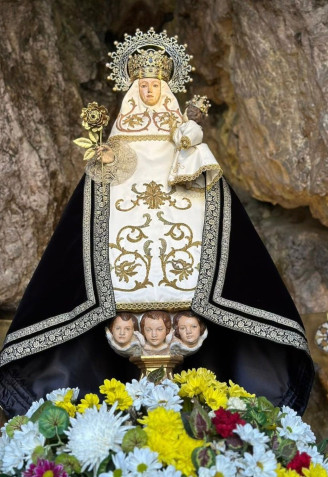 La Virgen de Covadonga, con manto negro