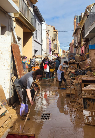 Vecinos y voluntarios limpian Alfafar