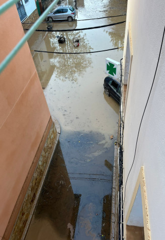 El exterior de la farmacia del pueblo el día de las inundaciones