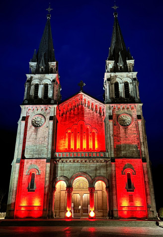 Basílica de Covadonga iluminada de rojo