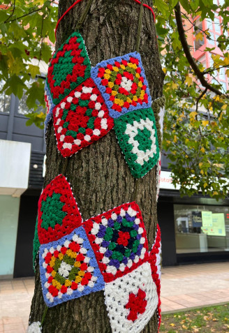 Árbol de la plaza de la Fábrica del Gas, en Gijón, decorado con ganchillo