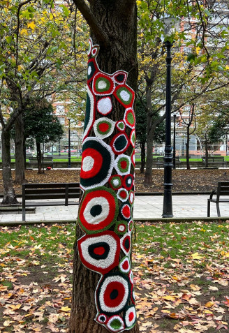 Árbol de la plaza de la Fábrica del Gas, en Gijón, decorado con ganchillo