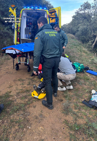 Complejo rescate vertical de un ciclista accidentado en Turruncún