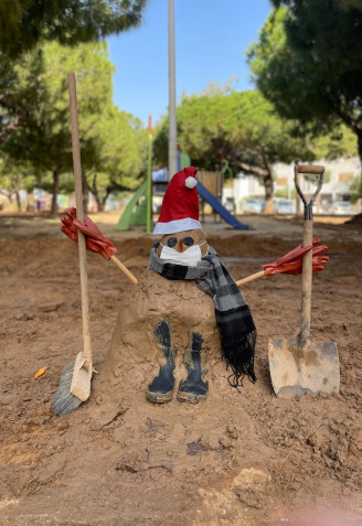 Este muñeco de nieve de barro recuerda que es Navidad pese a la dana