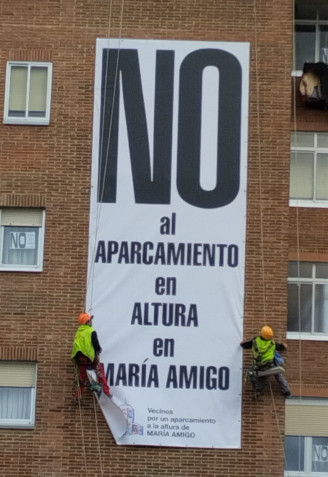 Concentración vecinal en Burgos contra los aparcamientos en altura: "No vamos a permitir la invasión de nuestras calles"