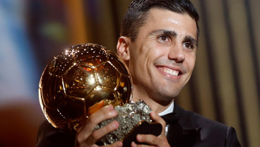 Rodri Hernández levanta el premio al Balón de Oro 2024