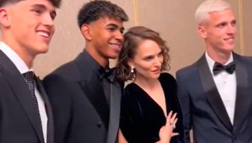 Natalie Portman con los jugadores del Barcelona