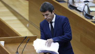 Carlos Mazón recoge la inmensa cantidad de folios que ha leído durante su intervención en las Cortes Valencianas por la DANA