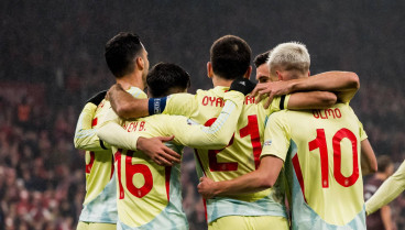 Los jugadores de la selección española celebran un gol contra Dinamarca.