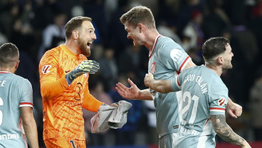 Oblak y Sorloth celebran la victoria del Atlético ante el Barcelona