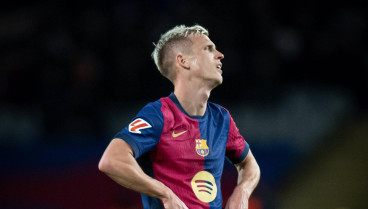 Dani Olmo se lamenta durante un partido del Barcelona.