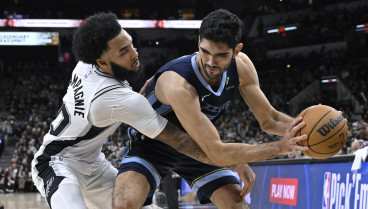 Santi Aldama recibe la presión de un jugador de los Spurs.