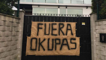 Pancarta contra los okupas