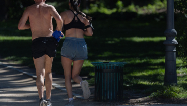 Dos personas corriendo en el Parque de El Retiro en Madrid