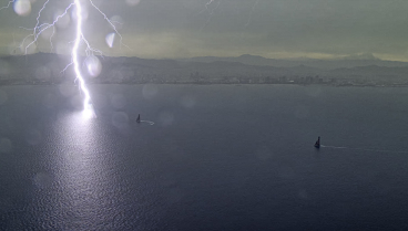 Impactante imagen del rayo que cayó a unos metros de la embarcación del Luna Rossa Prada Pirelli, participante en la America's Cup en Barcelona de 2024