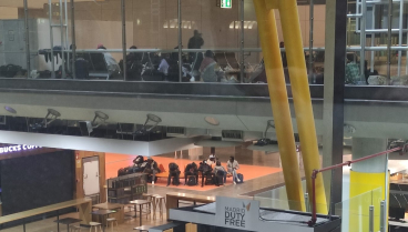 Migrantes solicitantes de asilo tras hacer escala en el aeropuerto Adolfo Suárez Madrid-Barajas, en una imagen cedida por sindicatos policiales
EUROPA PRESS
(Foto de ARCHIVO)
30/1/2024