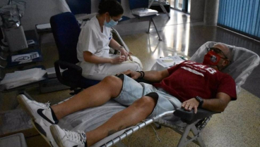 Un voluntario donando sangre