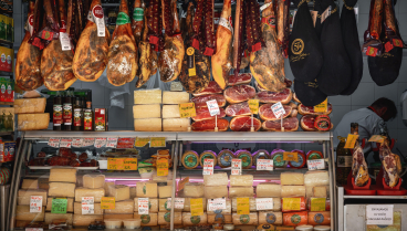 Quesos expuestos en un mercado de Cádiz