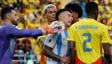 Yerson Mosquera discute con Lisandro Martínez durante el partido entre Colombia y Argentina, de clasificación para el Mundial 2026