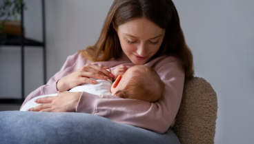 Una mujer amamanta a su bebé