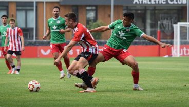 Joel Priego jugador del Zamora ante el Athletic B