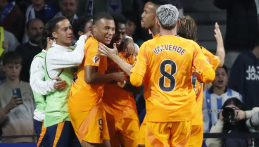 Los jugadores del Real Madrid celebran el segundo ante la Real Sociedad