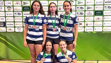 Las jugadoras del IES La Orden posan con la medalla de bronce conseguida este fin de semana