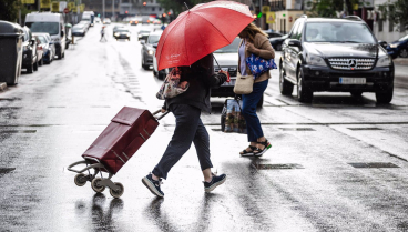 Dos personas caminan bajo la lluvia