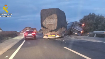 El carril derecho de la autovía está cortado al tráfico