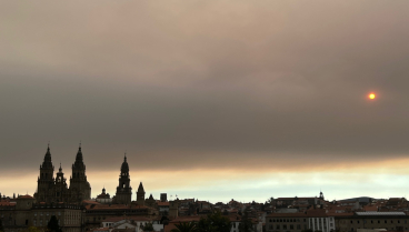 Catedral de Santiago de Compostela rodeada de humo