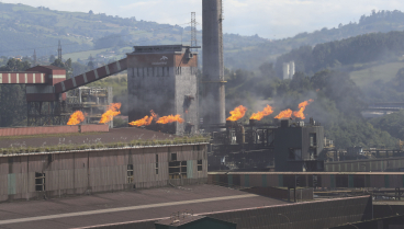 Antorchas prendidas en las baterías de ArcelorMittal en Gjión