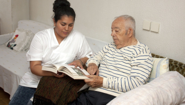 Una persona mayor y su cuidadora