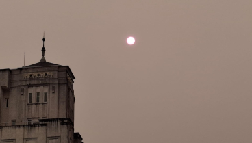 El cielo de Vigo, cubierto por la humareda de los incendios de Portugal