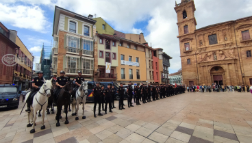 Efectivos de la Policía Nacional frente al Ayuntamiento de Oviedo antes de recibir de la medalla de oro de la ciudad