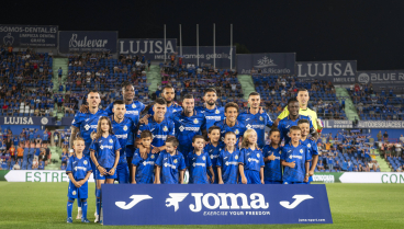 Los jugadores del Getafe posan antes del partido con el Rayo en el Coliseum