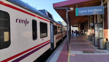 Un tren de cercanías en la estación de Lorca