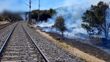 Imagen de archivo de un incendio junto a las vías del tren