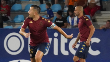 Yuri y Charles con la camiseta del Pontevedra en el homenaje al primero